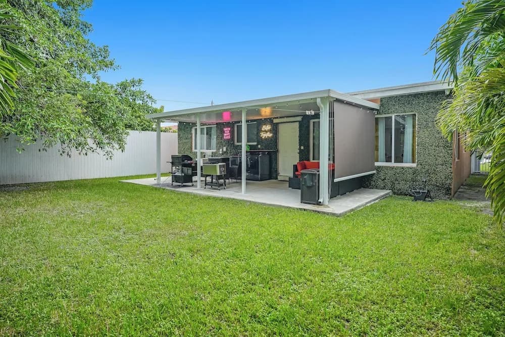 Unique Escape GameRoom! Bar, BBQ, Spacious, and Near Beach - photo 19