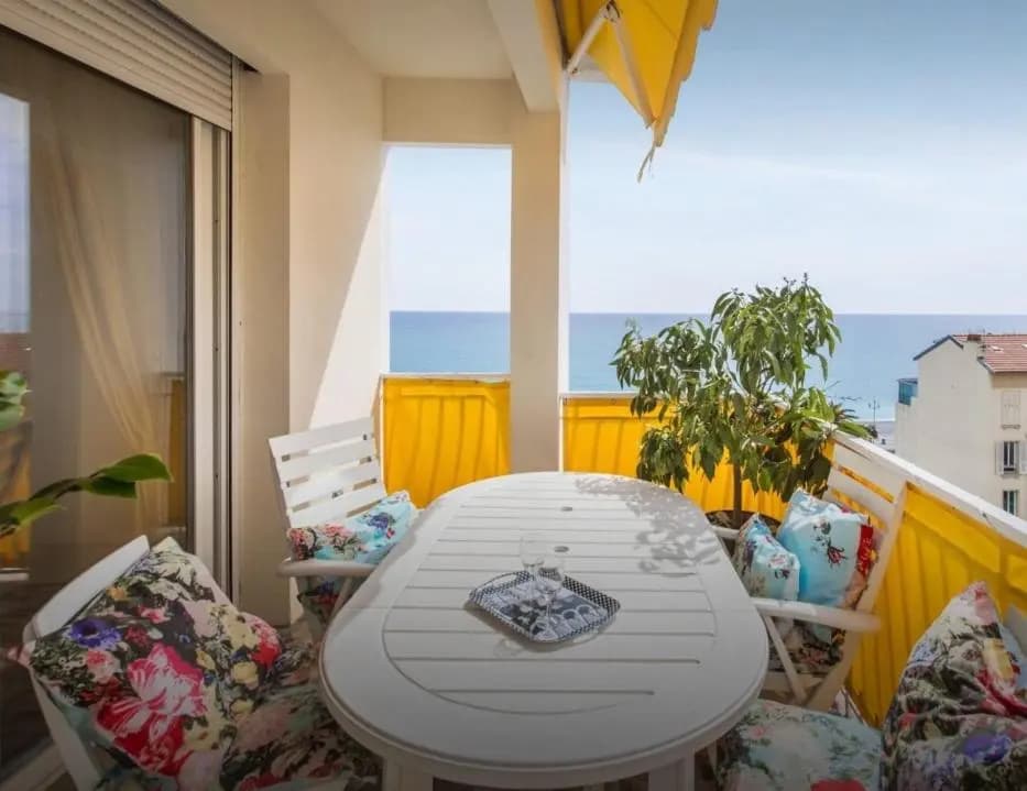 Stunning 2 bed Flat Nice front of the beach Seaview - photo 5