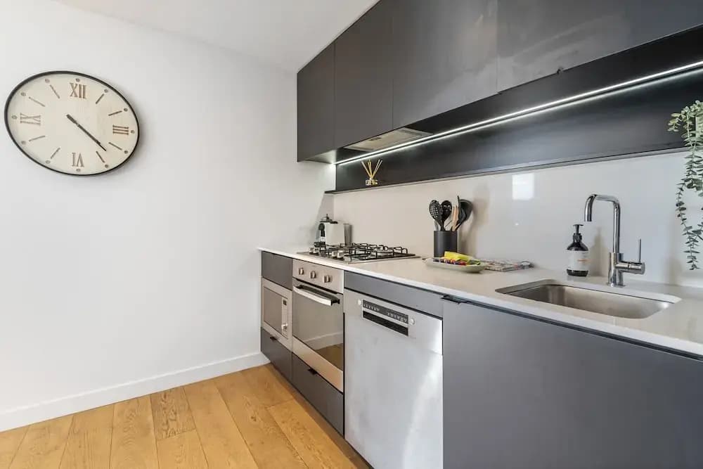 Collingwood Cool 2-bed, Balcony, Gym, Rooftop - photo 14