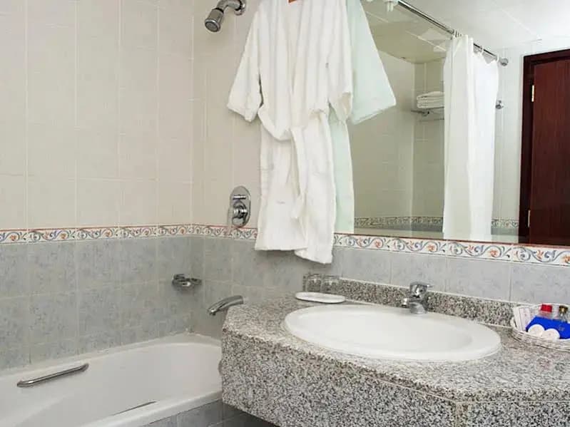 Safeer Plaza Hotel Apartments - photo 8