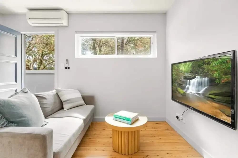 Modern 1-bed Pad Minutes Away From Beach - photo 5