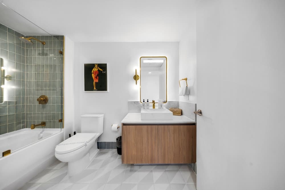 Luxury Downtown 2-BD Condo - photo 9