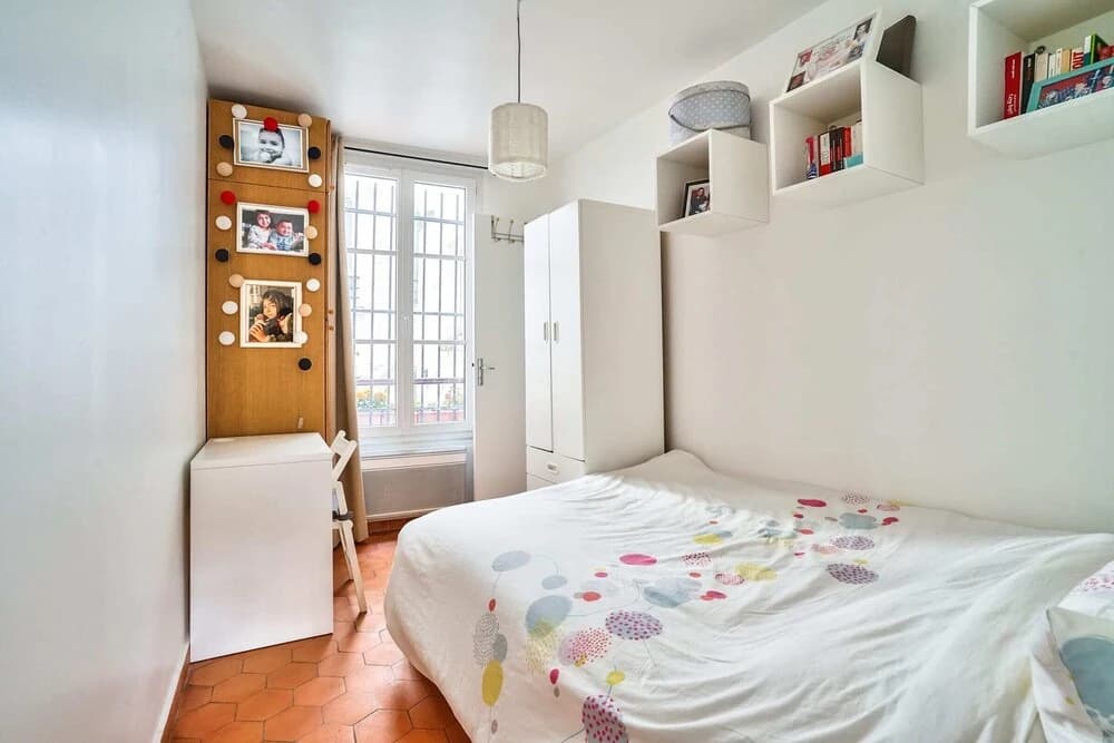 Charming 2 Room Apartment Near Square Louise-michel - photo 2