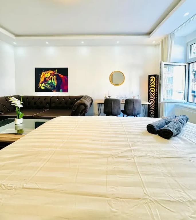 Spacious 7BR Apartment Prime Location - photo 23