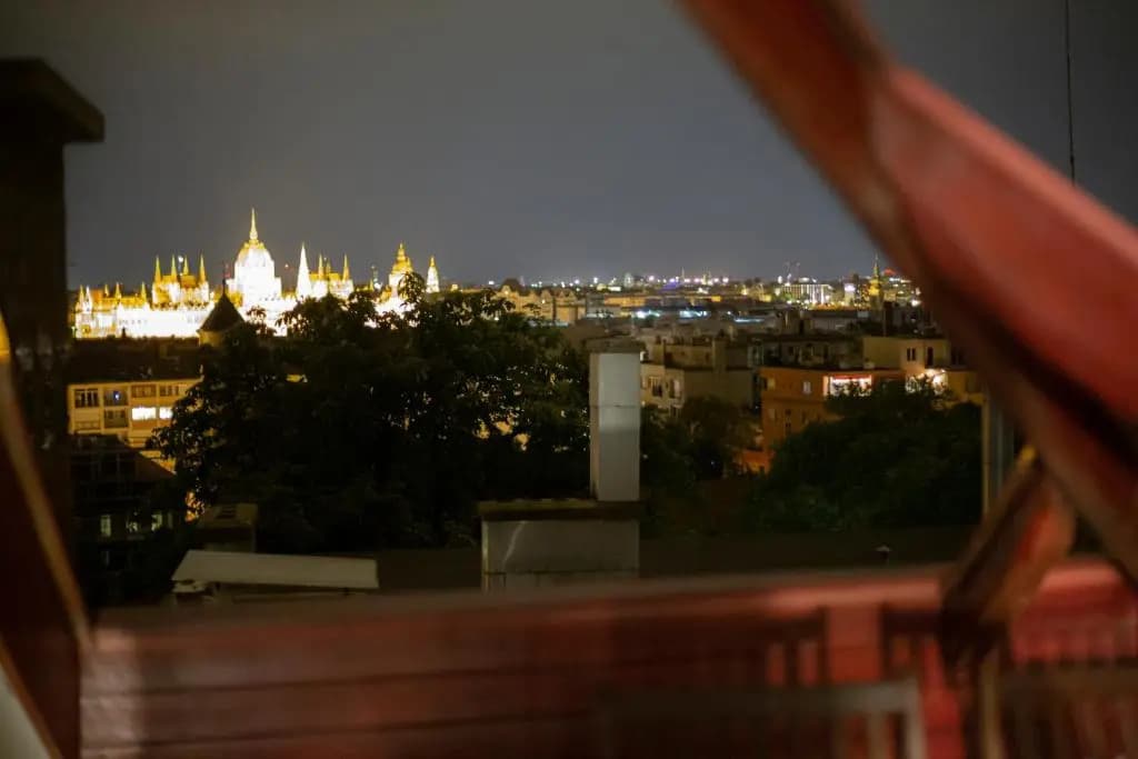 Spacious 2BR flat in the centre with the best view - photo 1