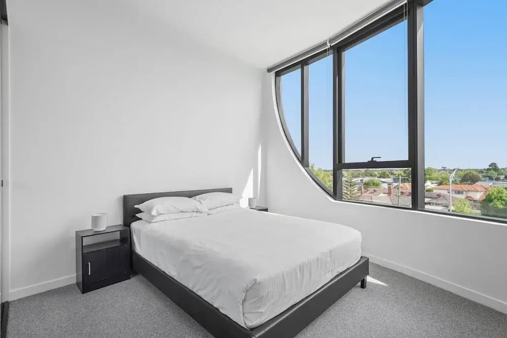 Generous 2-bed Apartment With Great Amenities - photo 3