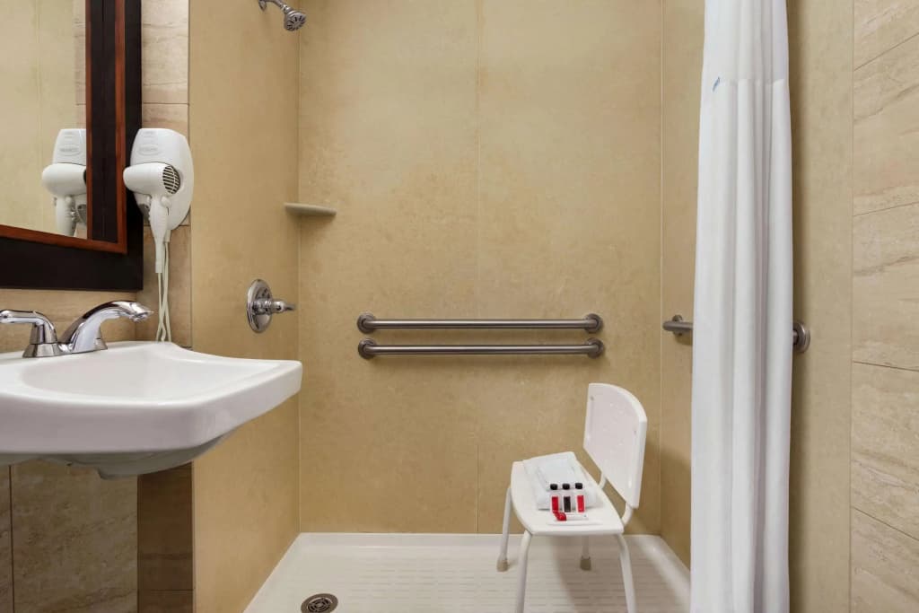Days Inn by Wyndham Long Island City - photo 9