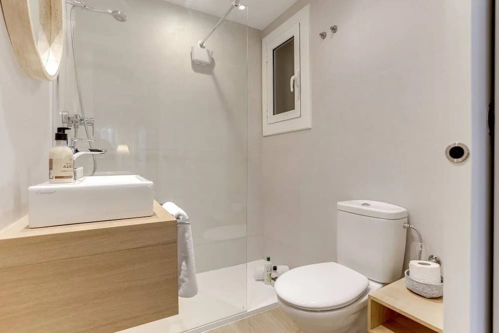Stylish 4 bed Apt in the Center - photo 8