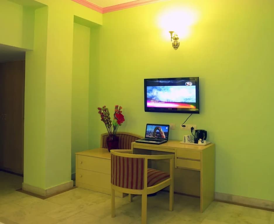 Hotel Crest Inn - photo 3