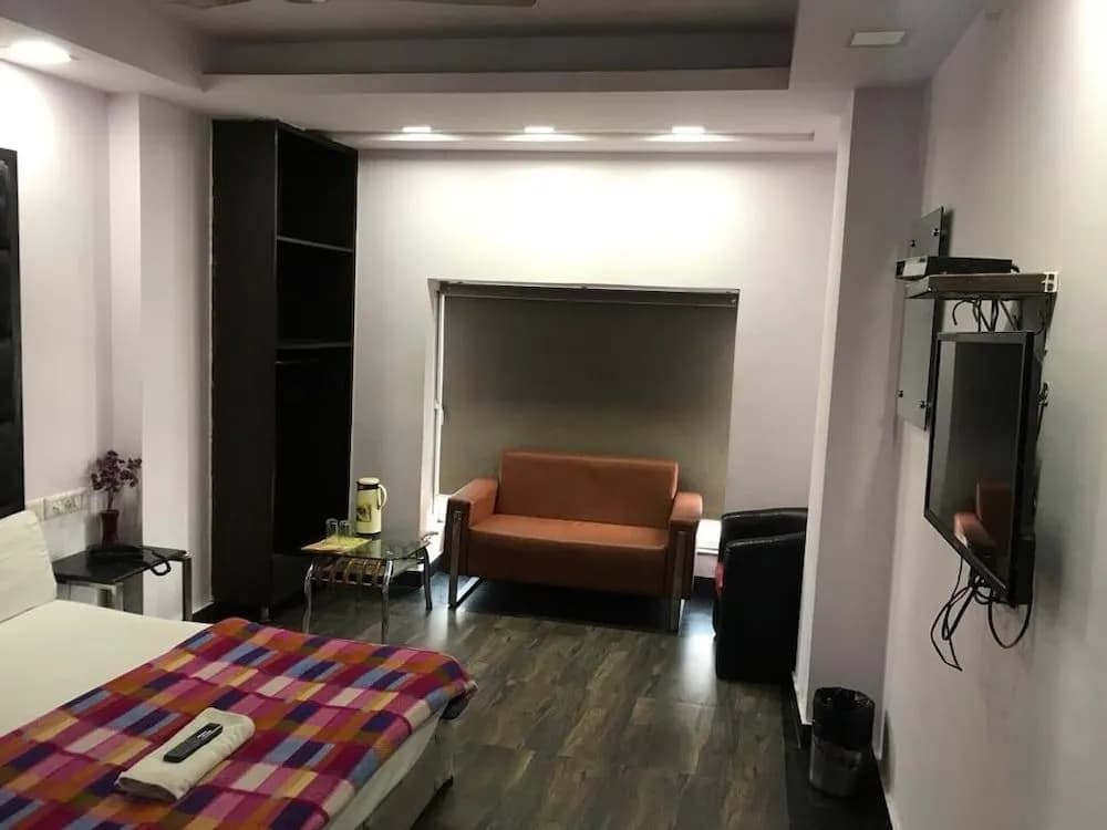 ADB ROOMS Hotel Saya Deluxe - photo 1