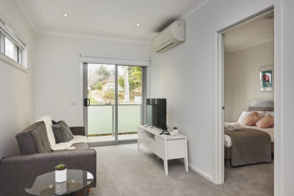 Bright and Updated 1 Bedroom Apartment - photo 3