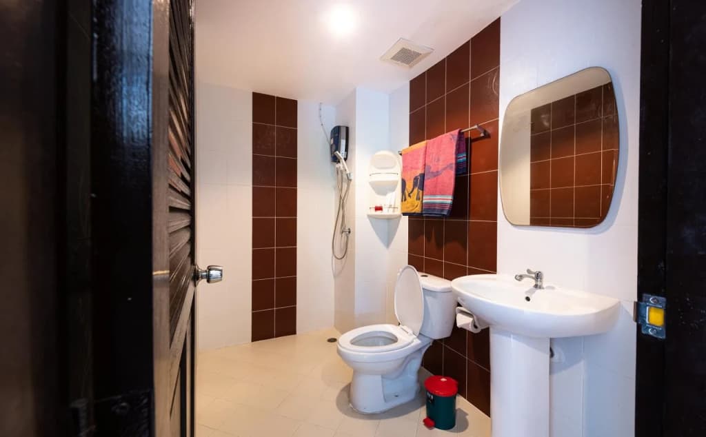 Baan Yuyen Karon Guesthouse - photo 7