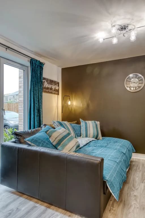 Modern 2 Bed Apartment in Central City - photo 5