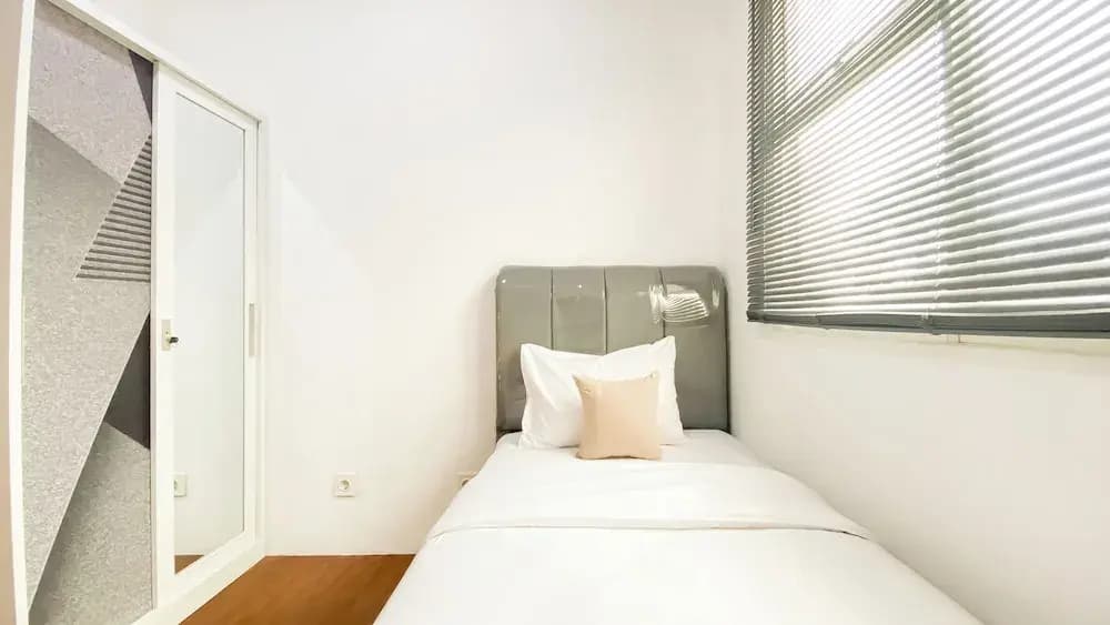 Good Choice and Homey 2BR Apartment at Belmont Residence Puri - photo 22