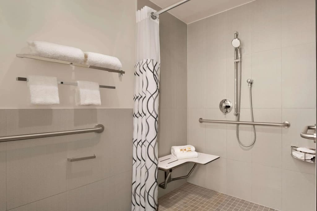 La Quinta Inn & Suites by Wyndham Times Square South - photo 9