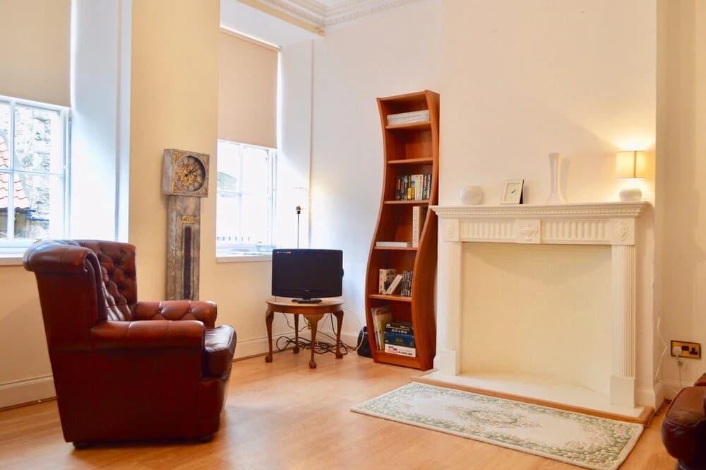 Central 3 Bedroom Flat - photo 2