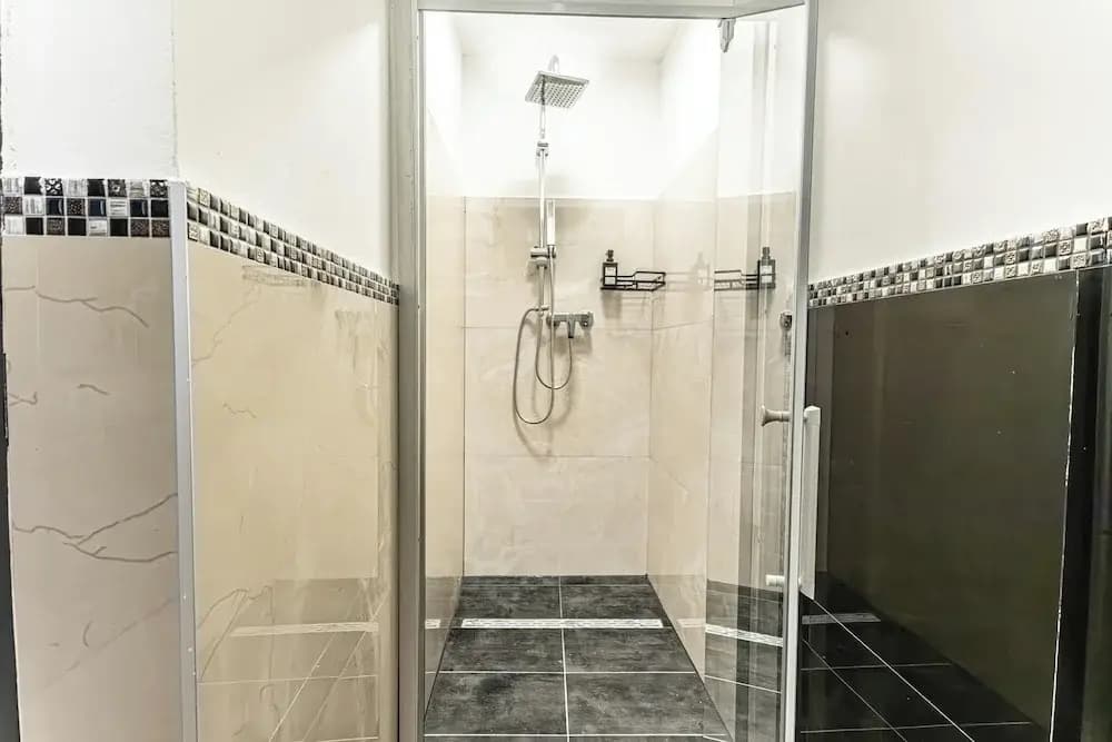 4BR Apt. for Groups 6-Min to Stadthalle - photo 31