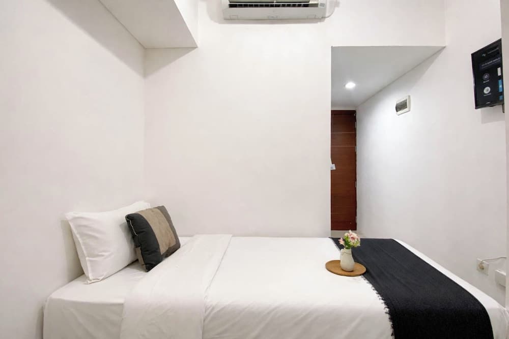 Basic Look Studio Apartment At Vittoria Residence - photo 4