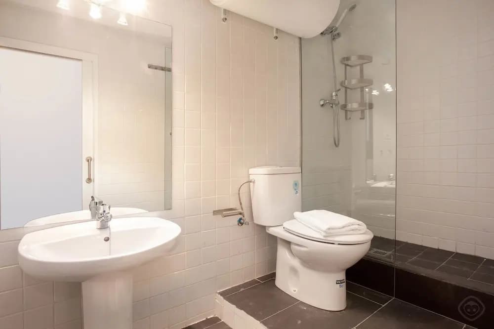 Large Guell Apartment - photo 14