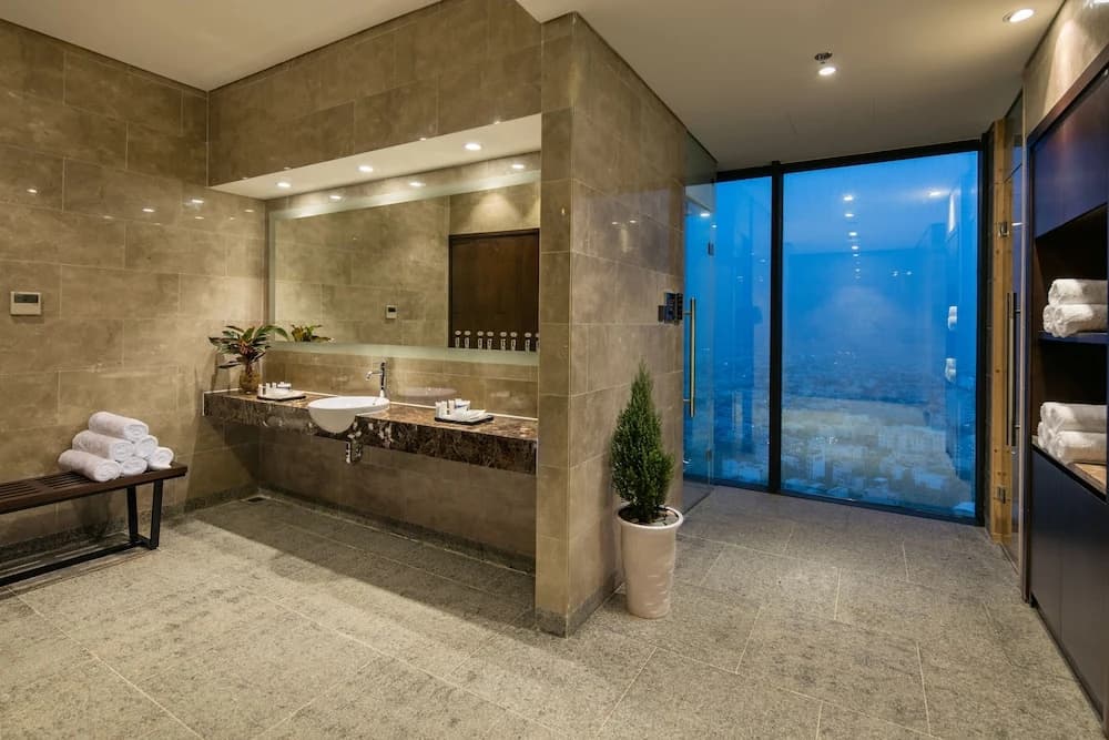 Brand New 2bdr Suite Rooftop Pool - photo 6