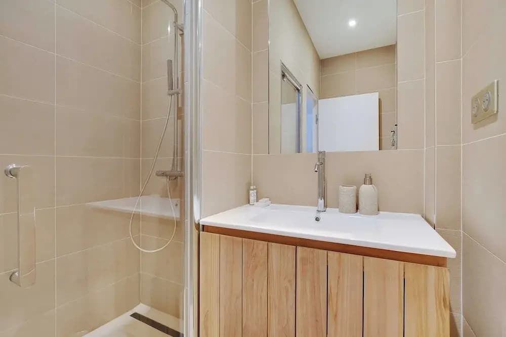 Spacious Apartment With 2 Rooms - photo 9