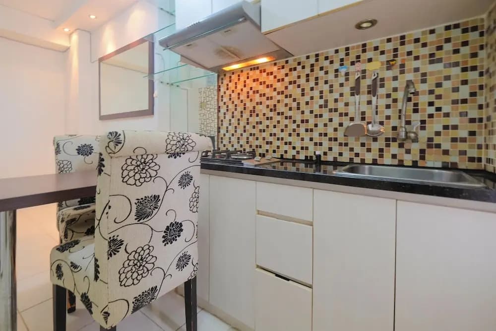 Emerald Functional 2BR Apartment Gading Nias - photo 12
