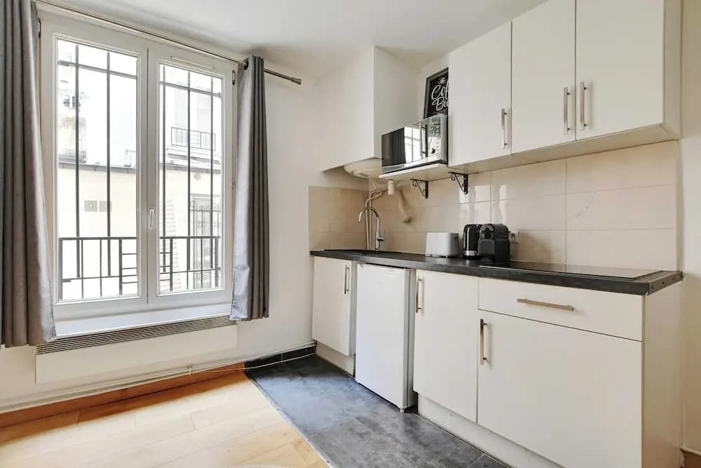 Urban Chic Apartment in Central Paris - photo 9