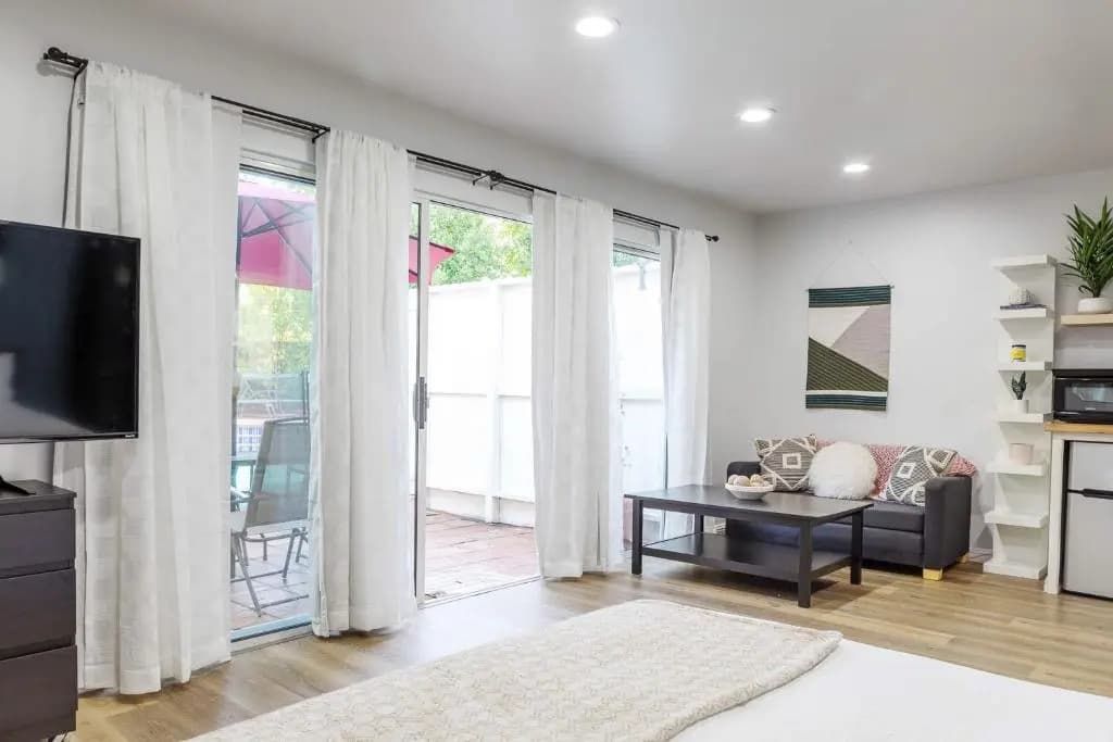 Spacious Guest Studio with Private Entry - photo 4