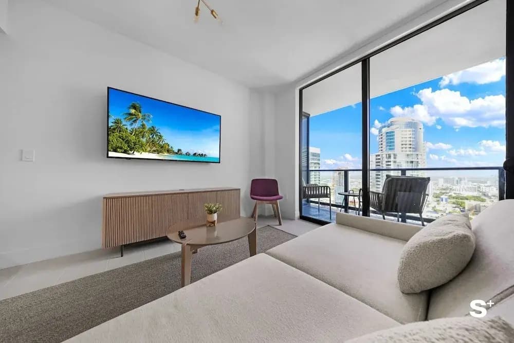 Downtown 1BR Apt with Skyline Views - photo 6
