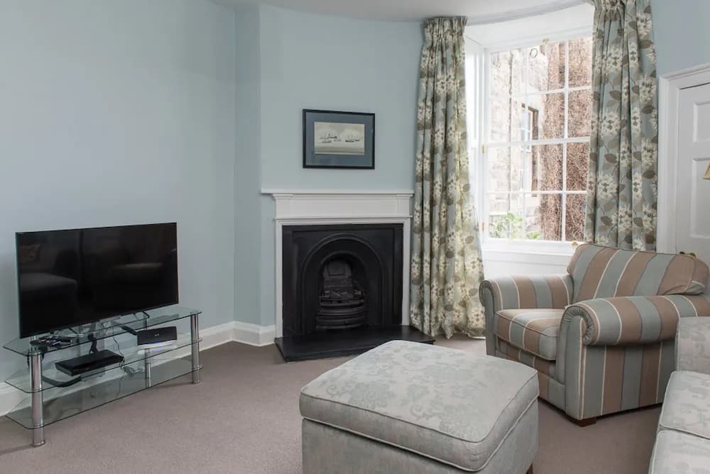 Authentic Central 3-Bedroom Apartment - photo 2