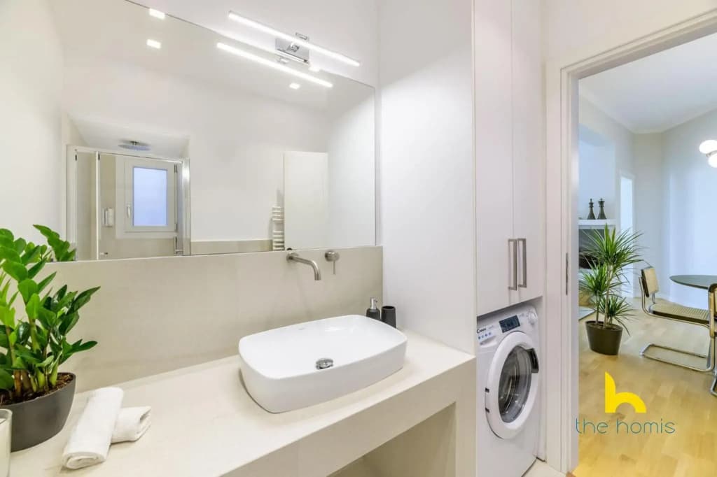 Sun-Splashed 2-BDR Corner Apartment with Hillside views! - photo 2