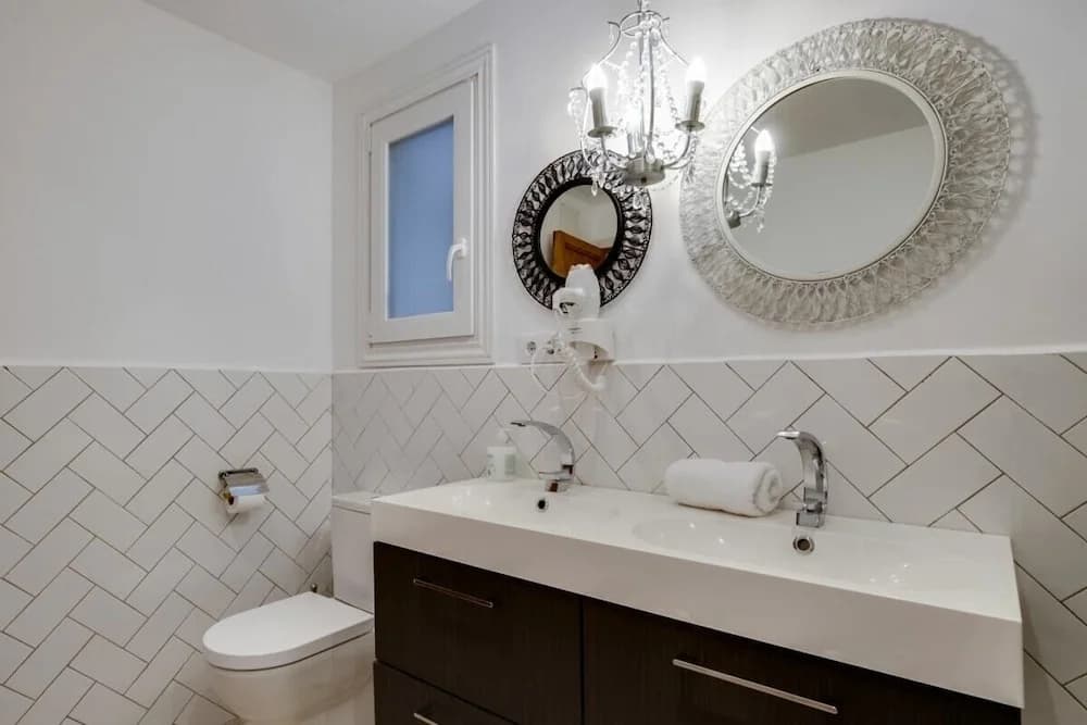 Cosy 3 Bed 2 Bath in Vibrant Eixample, Near Metro - photo 9