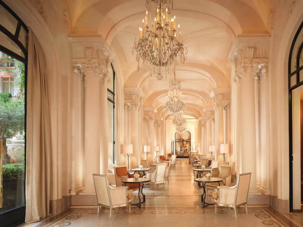 Plaza Athenee Hotel - photo 2