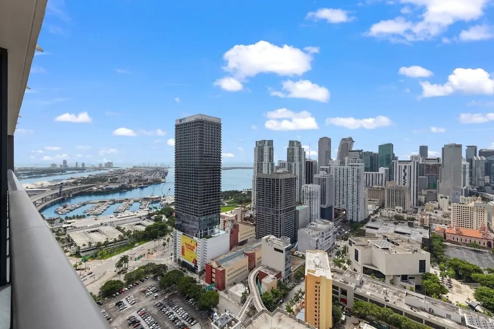 Elegant Studio with Panoramic City Views - photo 25