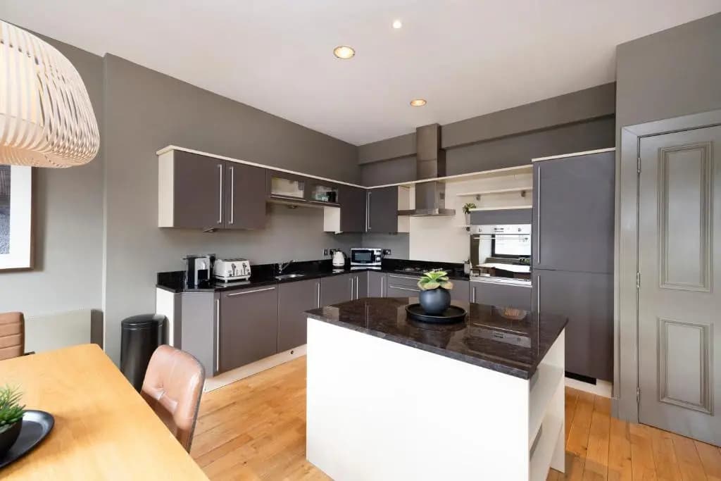 ALTIDO Luxury 2BR home on George Street - photo 5
