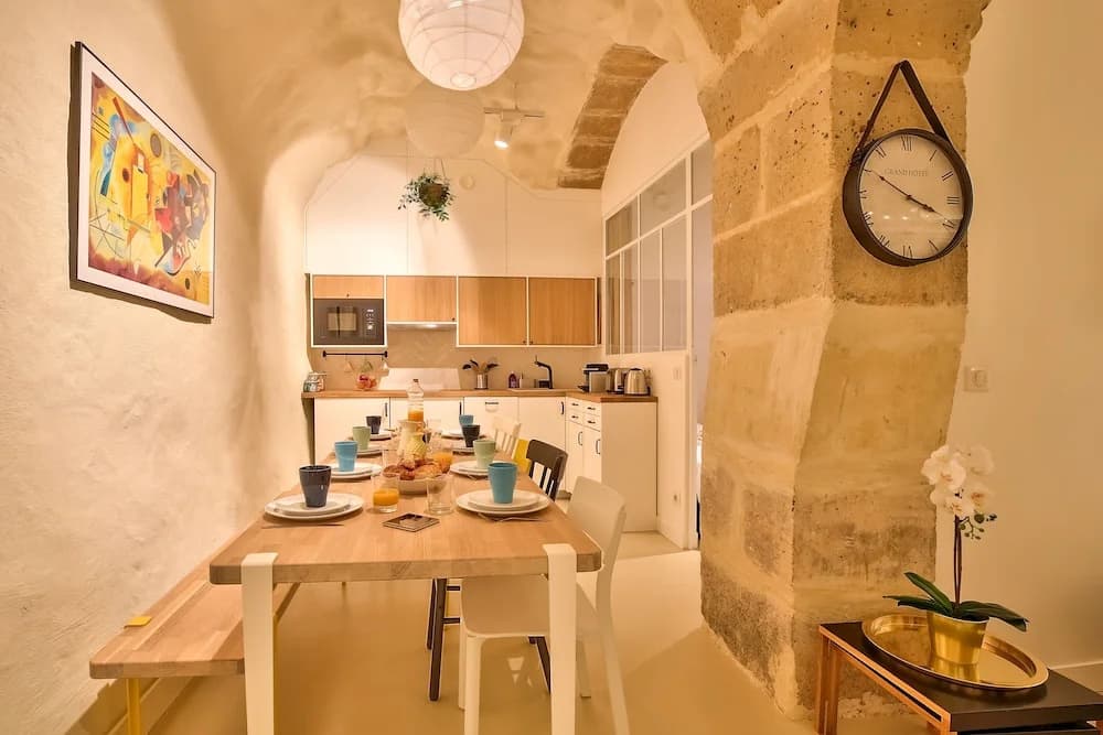 New Stunning 4 Bdrs Apt, With AC – Le Marais - photo 17