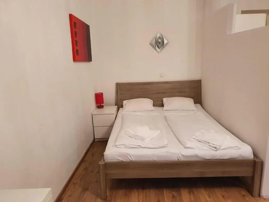 Vibrant Red Apartment I contactless Check-In - photo 4