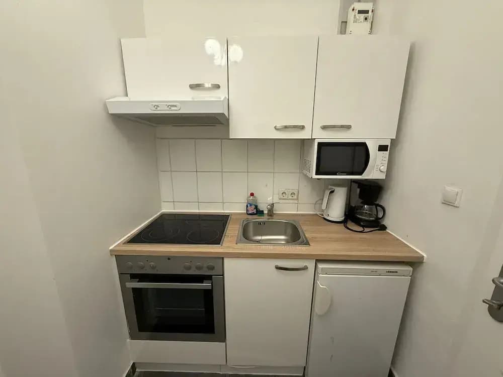 Modern 1BR Apt Steps from Westbahnhof - photo 2