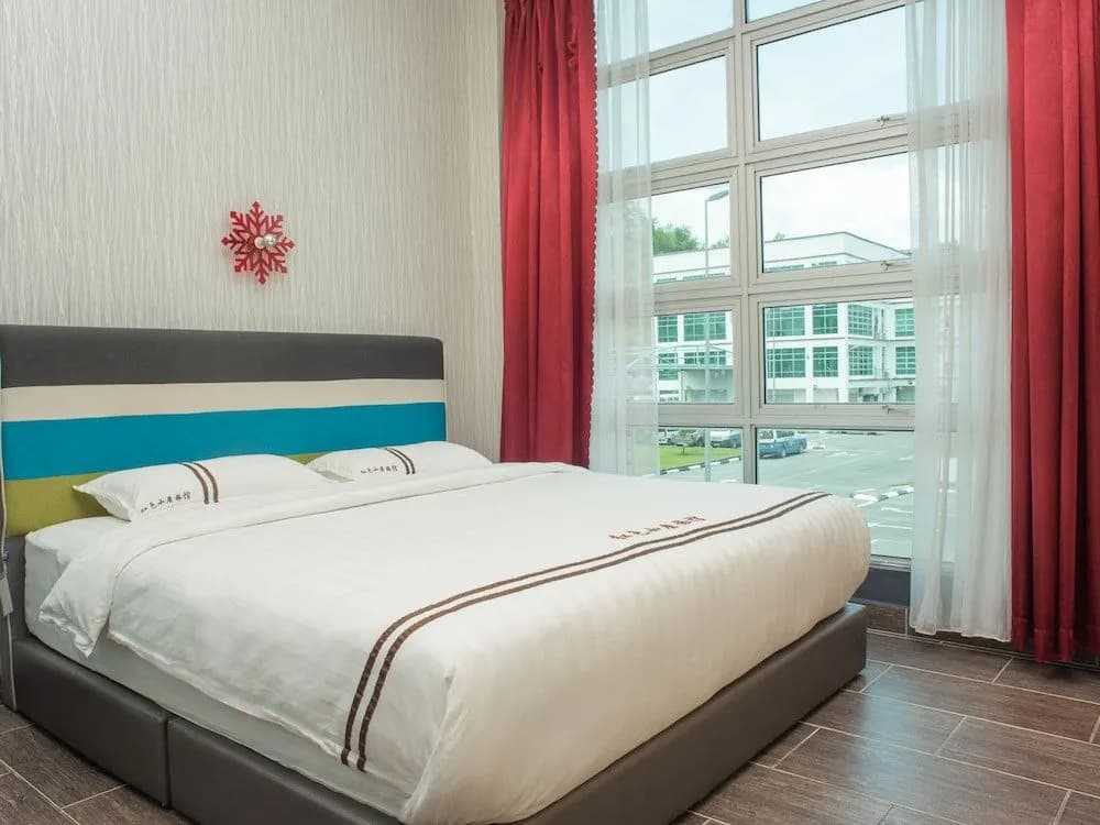 Red's Hotel - photo 4