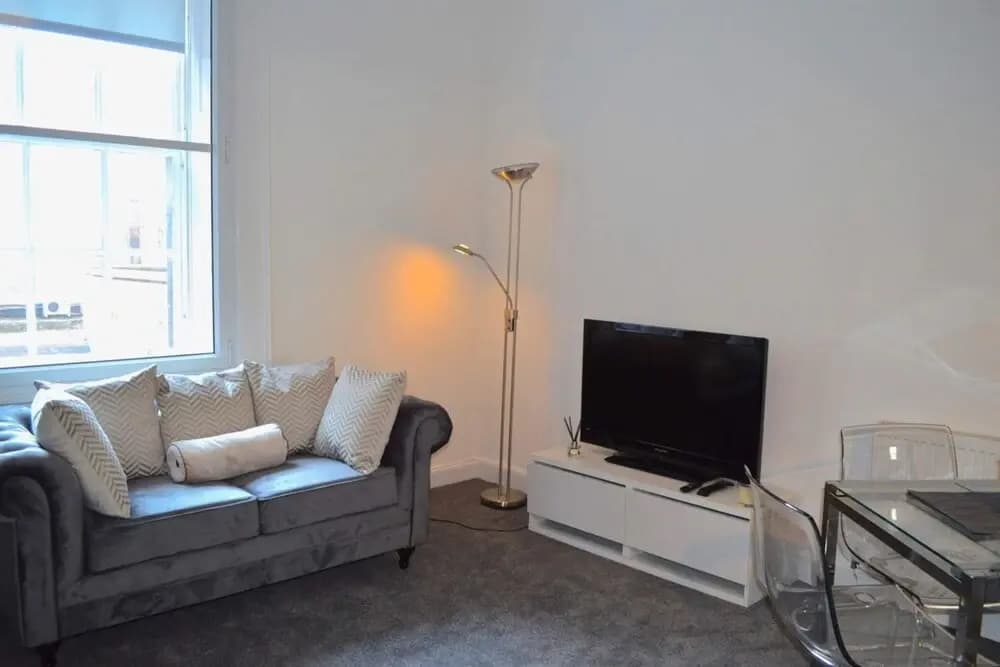 Central 3 Bedroom Flat - photo 5