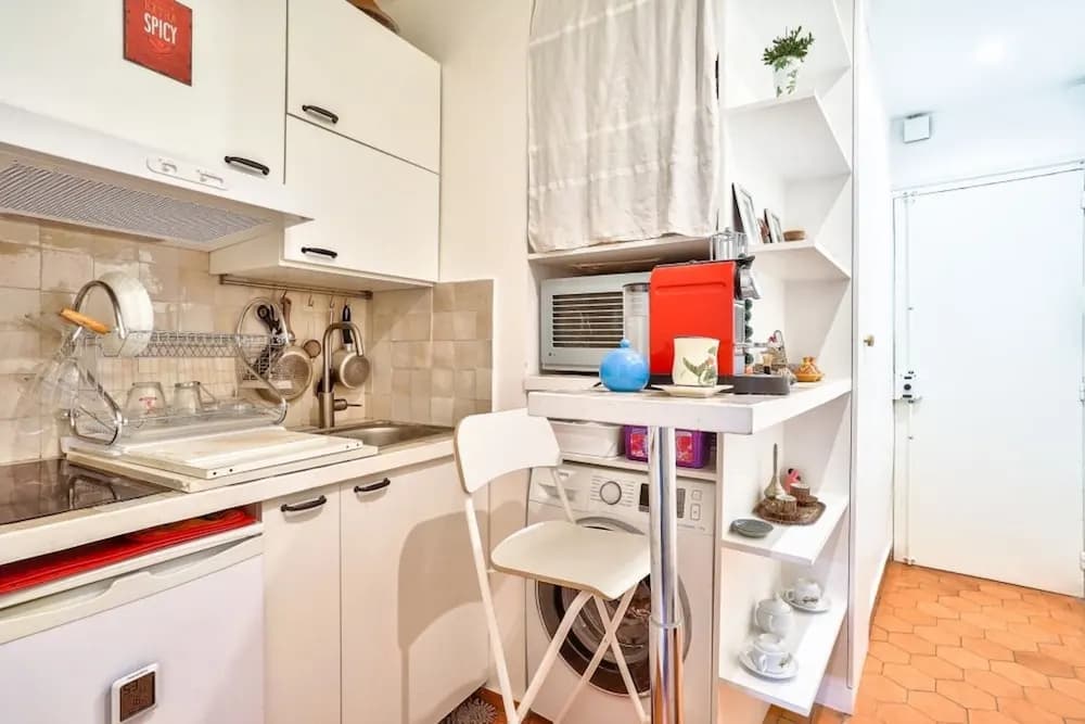 Charming 2 Room Apartment Near Square Louise-michel - photo 13