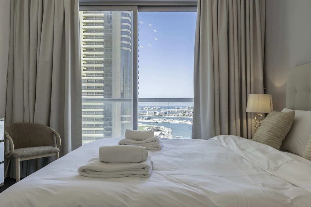 Sleek & Serene Apartment w/ Stunning Marina Views - photo 4