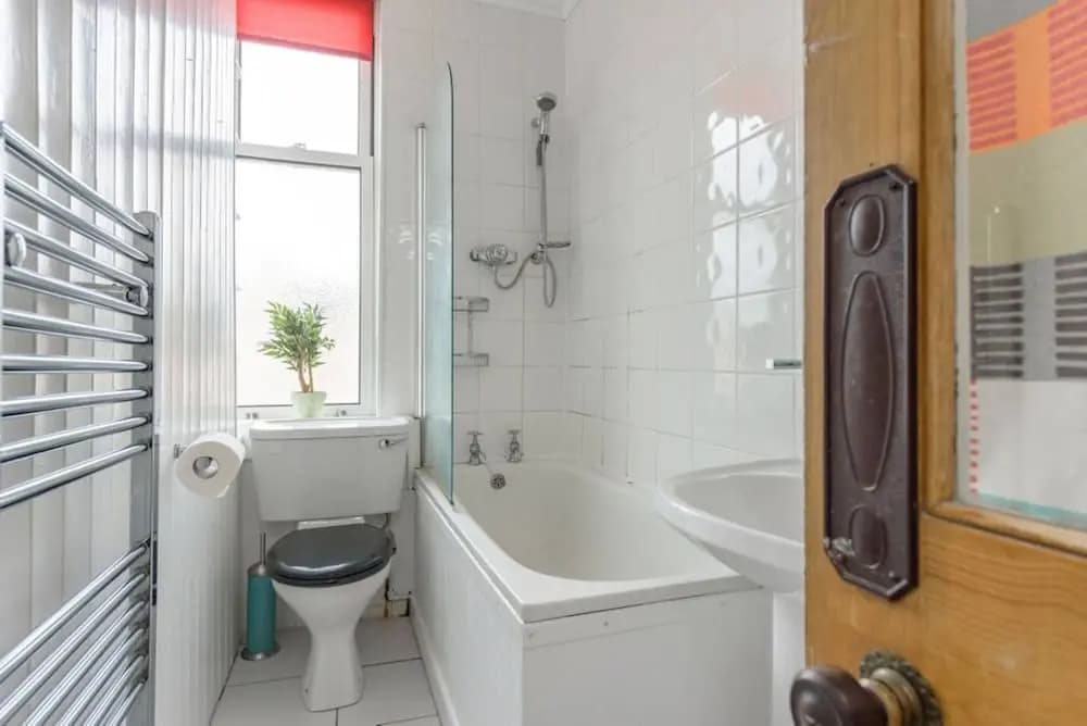 Modern 2 Bedroom Flat In Edinburgh City Centre - photo 7