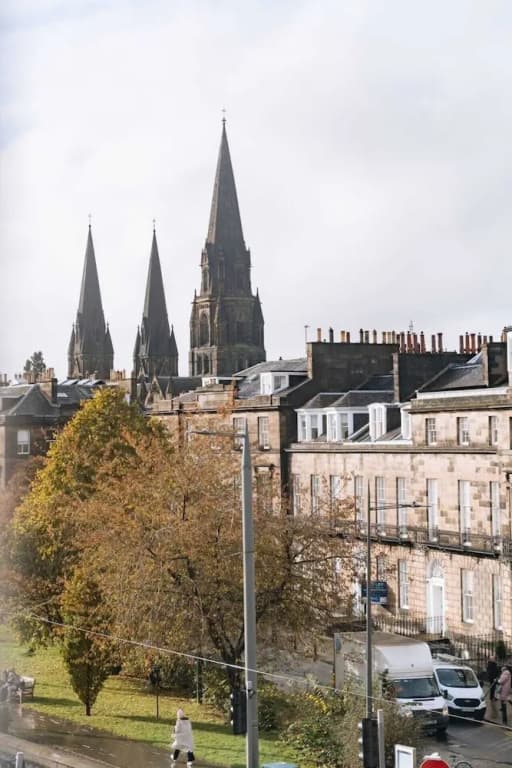 Bright High-ceiling 2BD Flat - Central Edinburgh! - photo 1