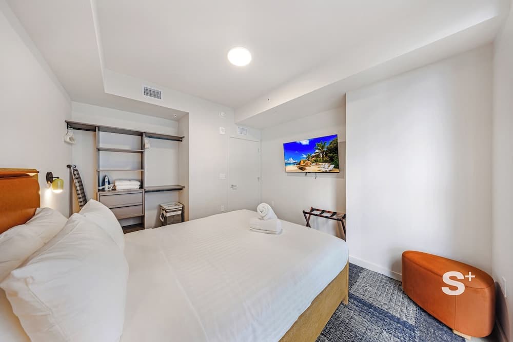 Modern Condo in DTW Miami - Pool & Gym - photo 4