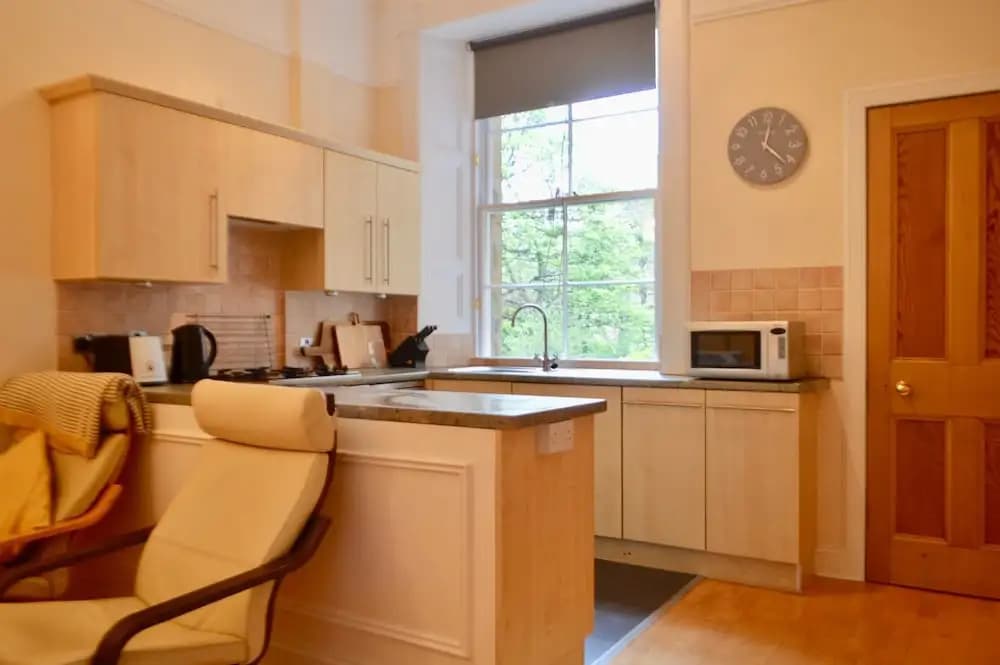 Sunny First Floor Stockbridge Flat - photo 13