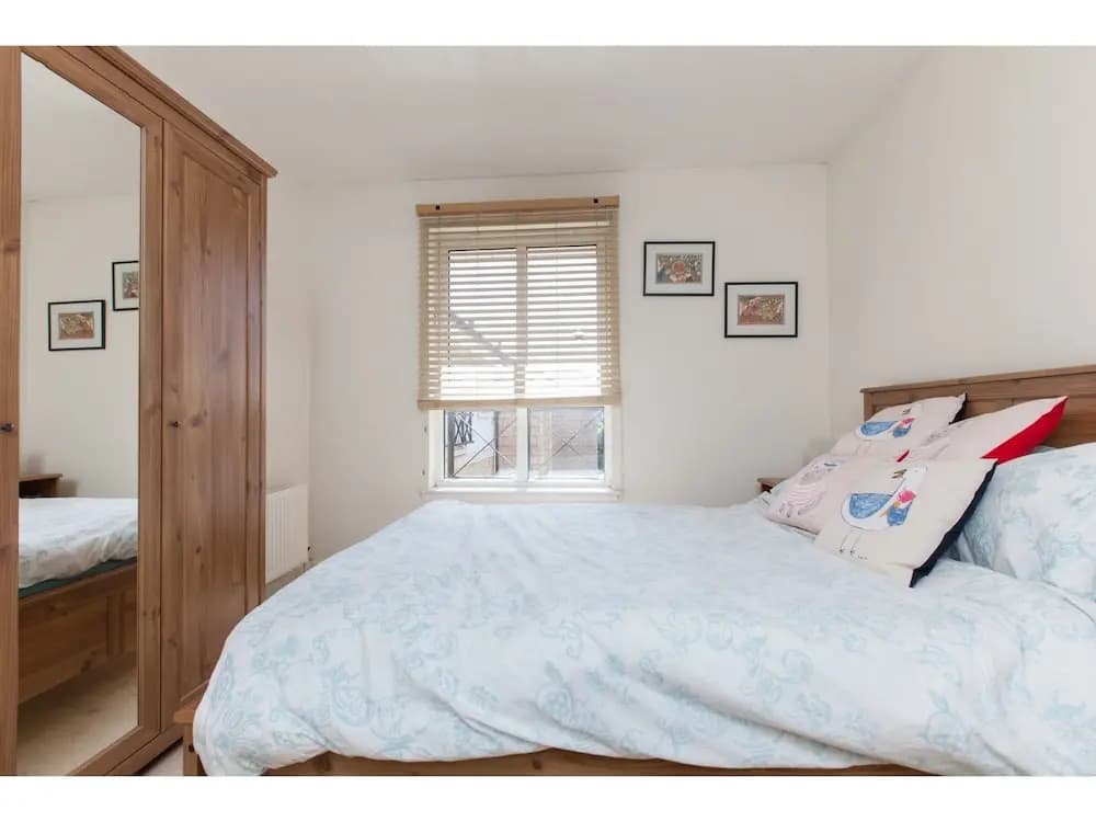 Bright, Modern 2BR Flat for 3 With Parking - photo 1