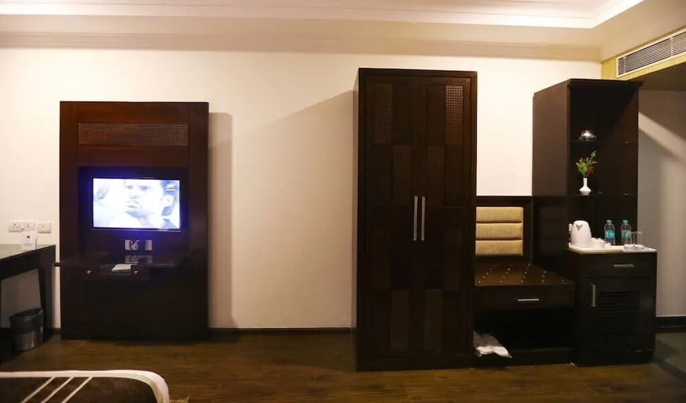 Clarks Inn Suites - photo 2
