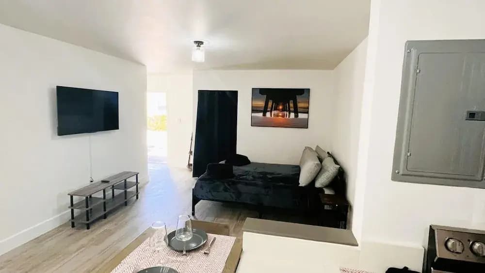 Upper East Side Renovated Studio Free Parking - photo 9