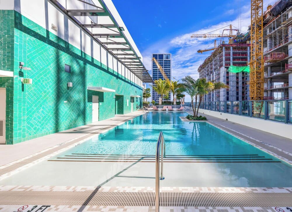 Modern Condo in DTW Miami - Gym & Pool - photo 15